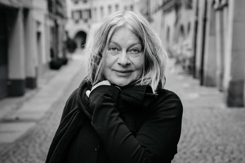 Schwarzweiss-Portrait einer älteren Frau im Freien