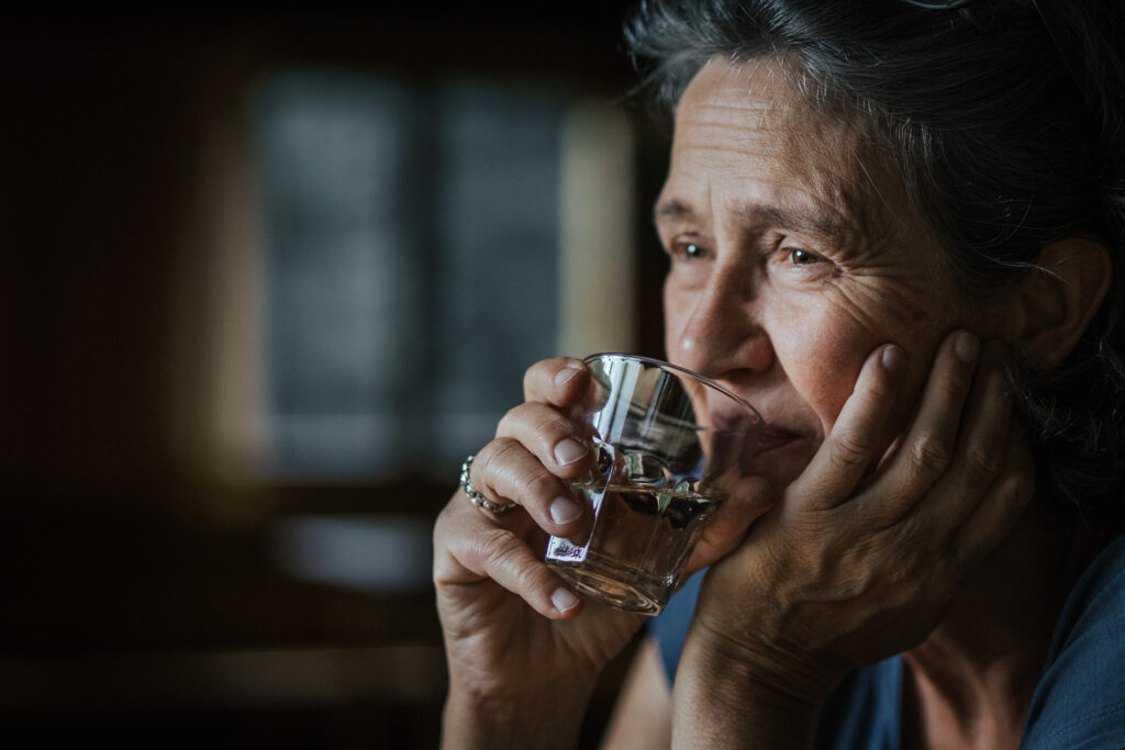 Portrait einer Frau in einer ruhigen Alltagssituation