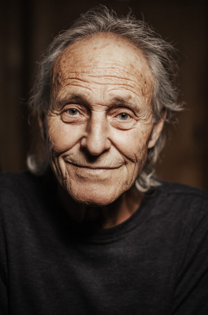 Portrait eines älteren Mannes vor dunklem Hintergrund